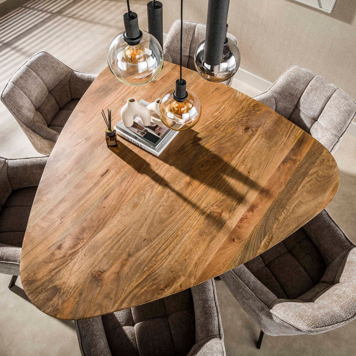 Eettafel driehoekig zandkleur mangohout Sue 150 cm