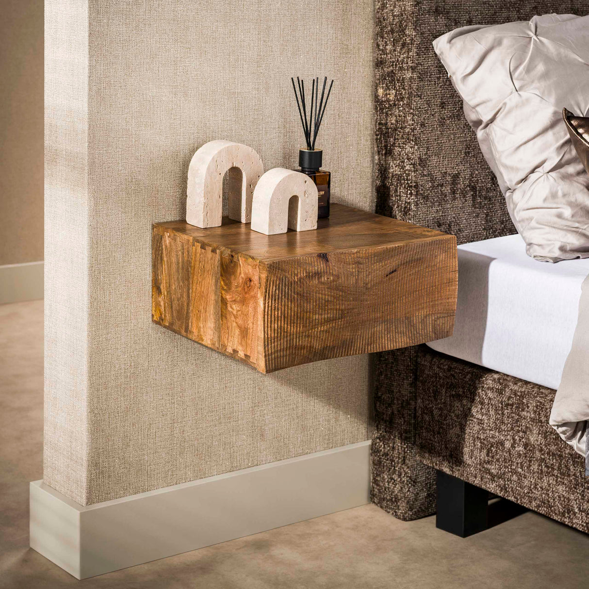 Zwevend nachtkastje 1 lade zandkleur mangohout Oona