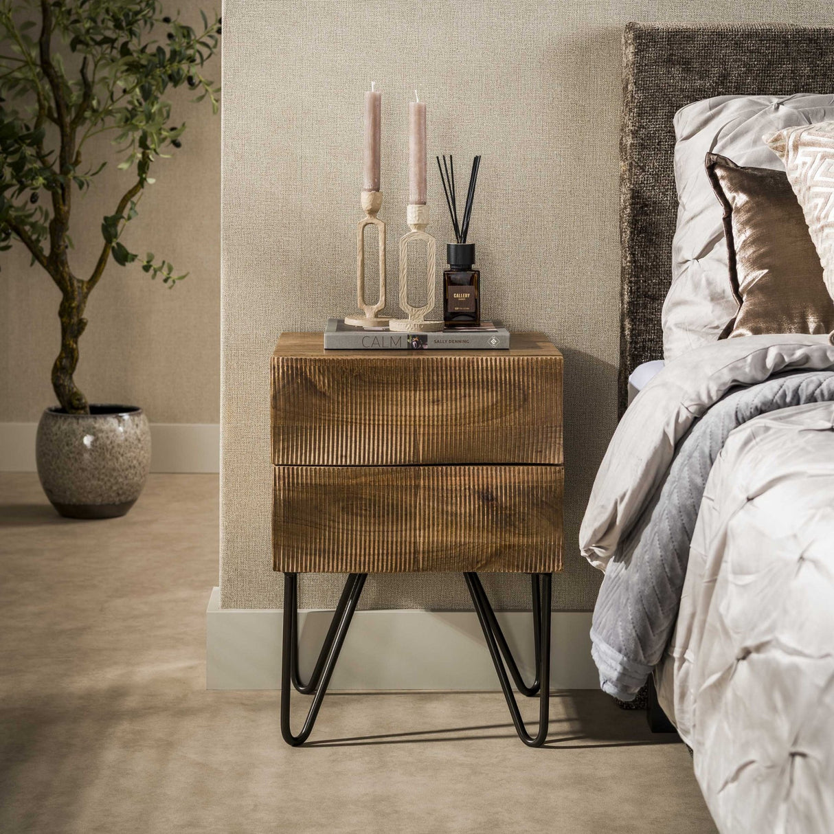 Nachtkastje 2 lades zandkleur mangohout Oona