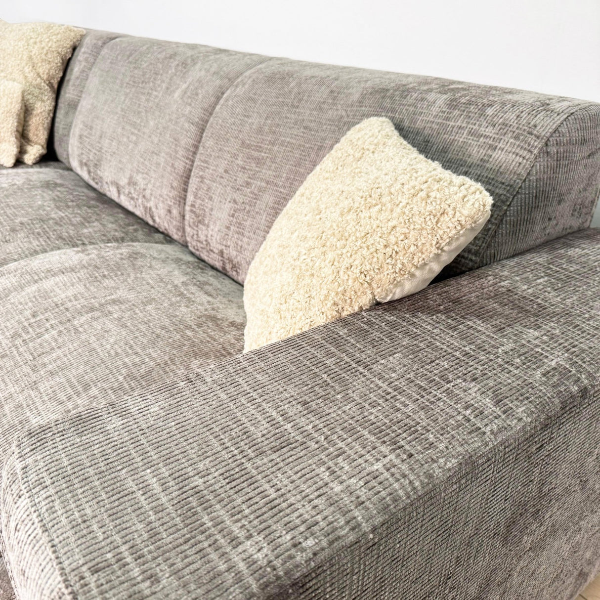 Banken - Hoekbank met chaise longue taupe chenille stof Manon - links - Dimehouse
