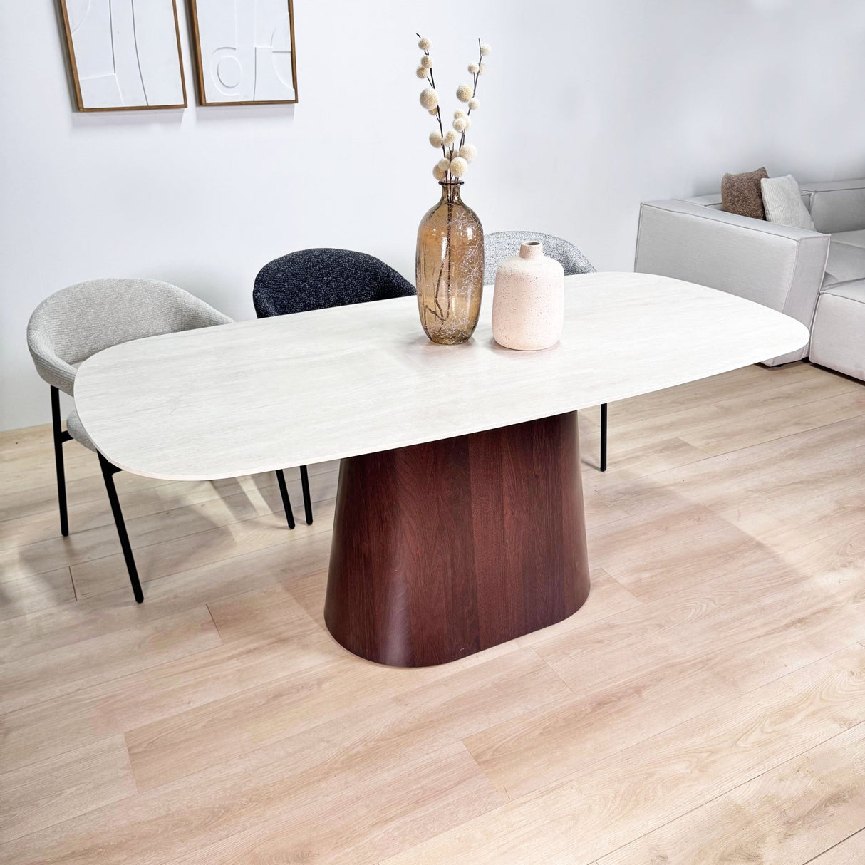 Meubelsets - Complete Meubelset: Lea Eettafel Sintered Stone Marmerlook Travertine - Walnoot Frame + 4x Lisa Eetkamerstoelen Bouclé Zwart - Dimehouse