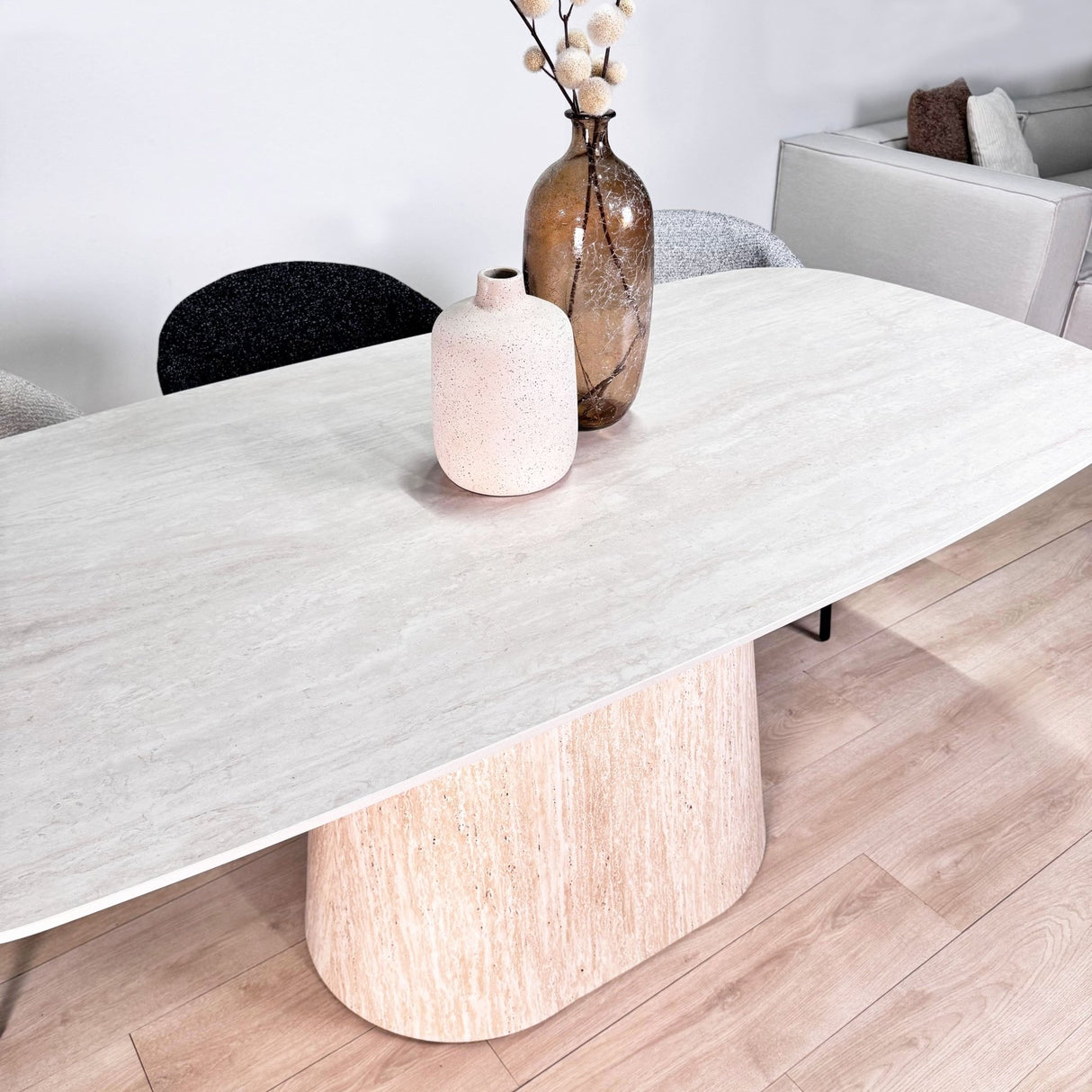 Meubelsets - Complete Meubelset: Lea Eettafel Sintered Stone Marmerlook Travertine - Eiken Frame + 4x Lisa Eetkamerstoelen Bouclé Zwart - Dimehouse