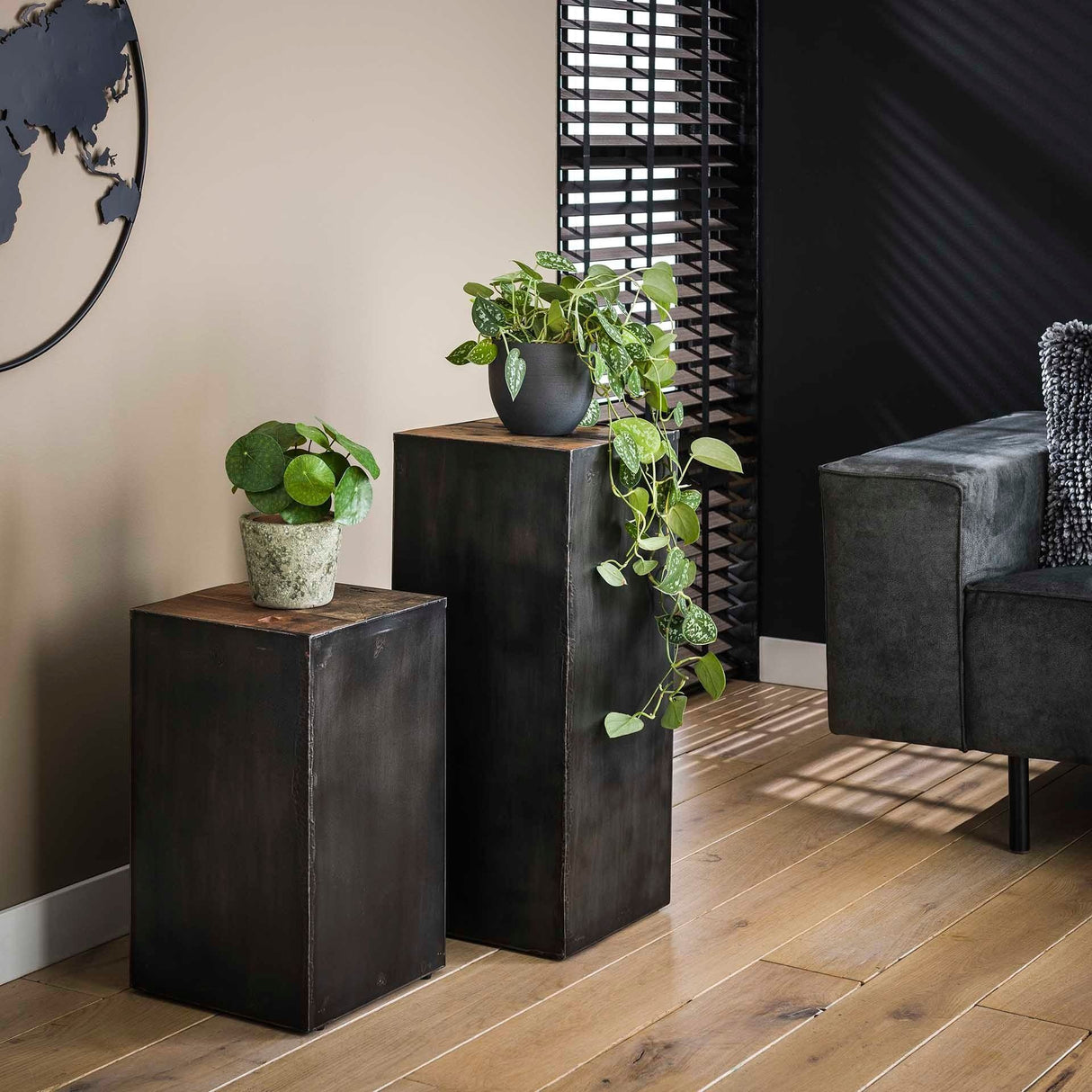 Flower column Crosby DH Interior Hardwood LxWxH 74x33x33 Hardwood Atmospheric photo diagonal front view