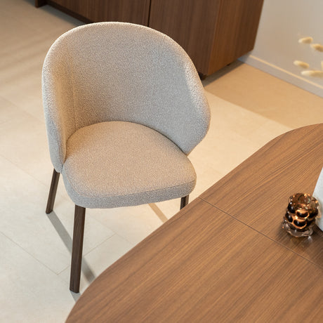 Eetkamerstoelen-Eetkamerstoel bouclé zandkleur Taro - walnootlook frame - Japandi-Dimehouse