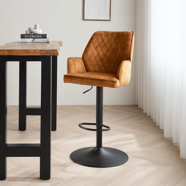 Draaibare Barkruk Velvet Cognac Novan - Verstelbaar - Met Armleuningen sfeerfoto in modern interieur