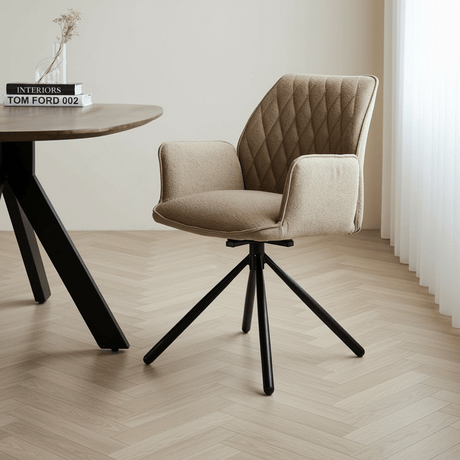 Draaibare Eetkamerstoel Taupe Bouclé Novan – 180° Draaibaar sfeerfoto in modern interieur