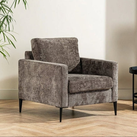 Fauteuil Flora bruin stof sfeerfoto in modern interieur