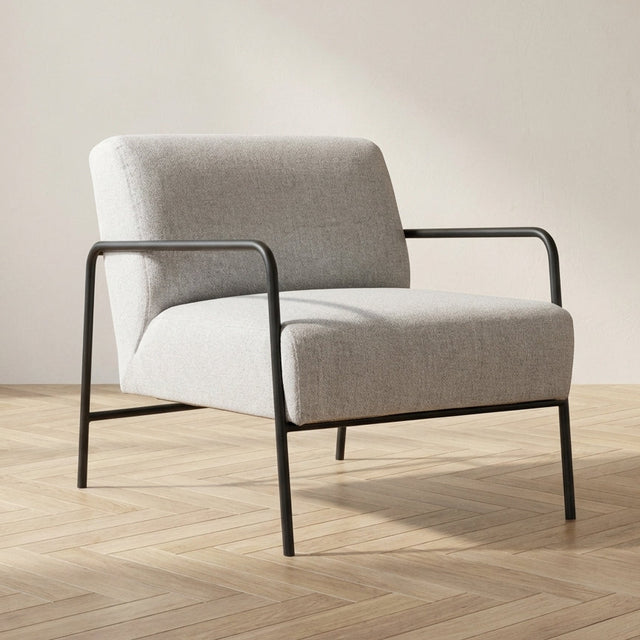 Moderne Fauteuil Eti Grijs Stof - Zwart Frame sfeerfoto in modern interieur
