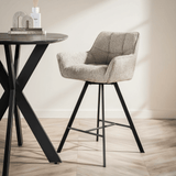 Set van 2 Barkrukken Lino Bouclé Zand Draaibaar Raster sfeerfoto in modern interieur