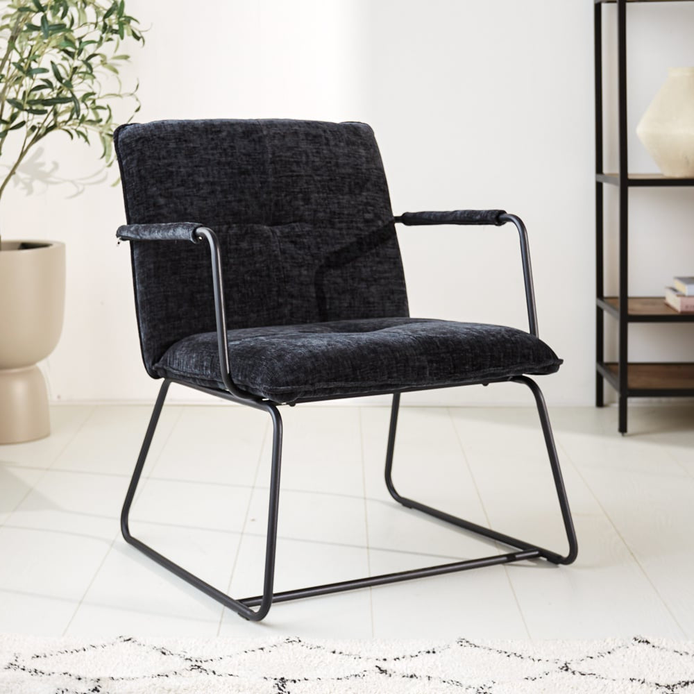 Fauteuil Hailey Chenille Dimehouse Zwart LxBxH 66x64x37 Stof Sfeerfoto schuin vooraanzicht